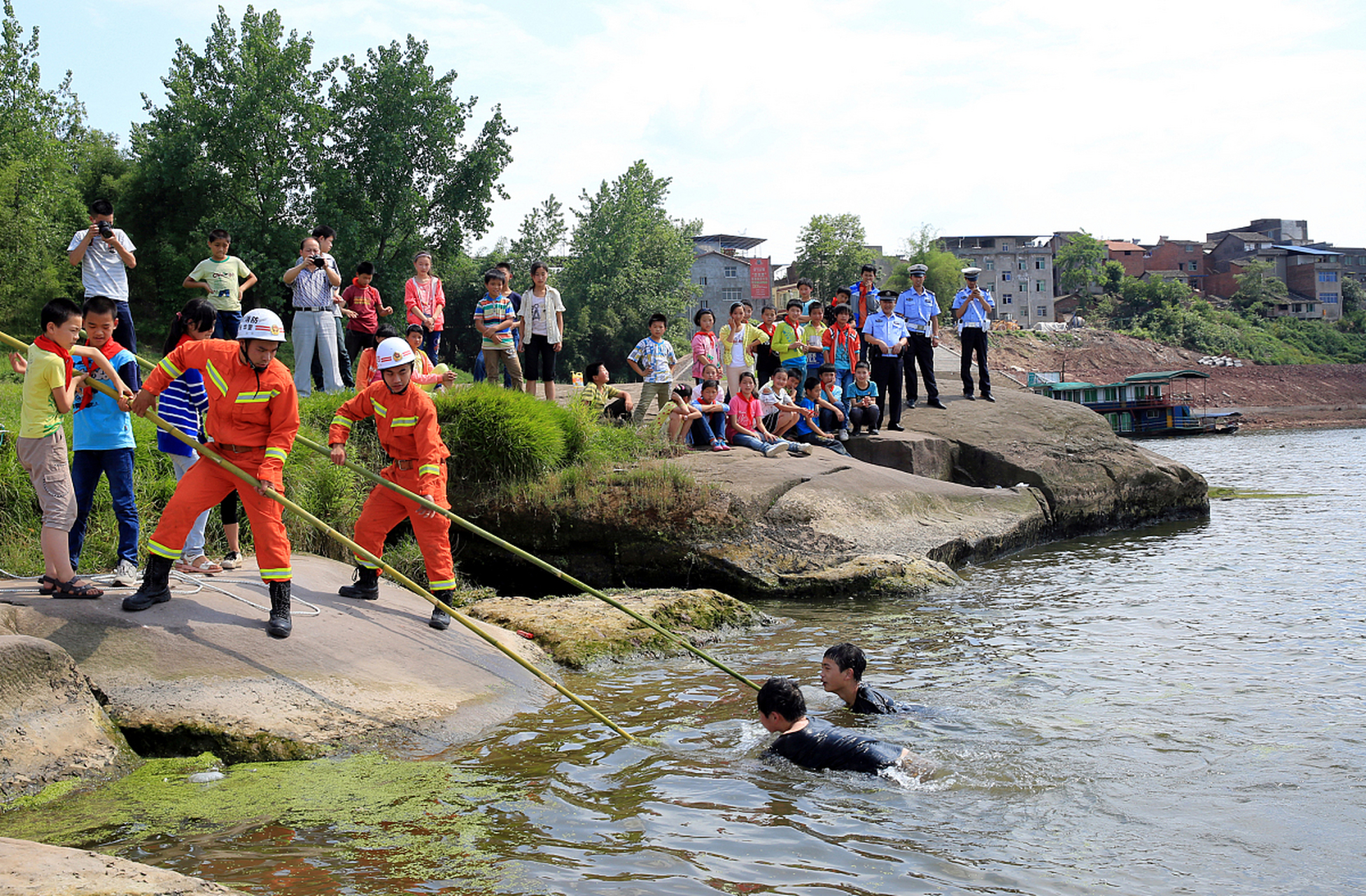 一对夫妻在水库中不幸溺亡,救援队只找到了他们的遗体.