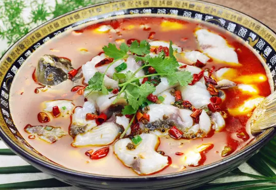 水煮鱼通常由新鲜草鱼,豆芽,辣椒等食材制作而成