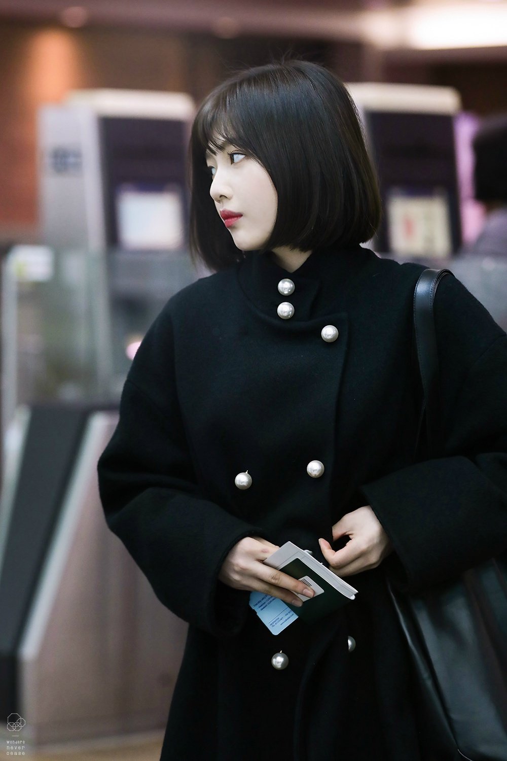 朴秀荣仁川机场私服街拍,齐肩短发清秀甜美,一抹红唇娇美可人