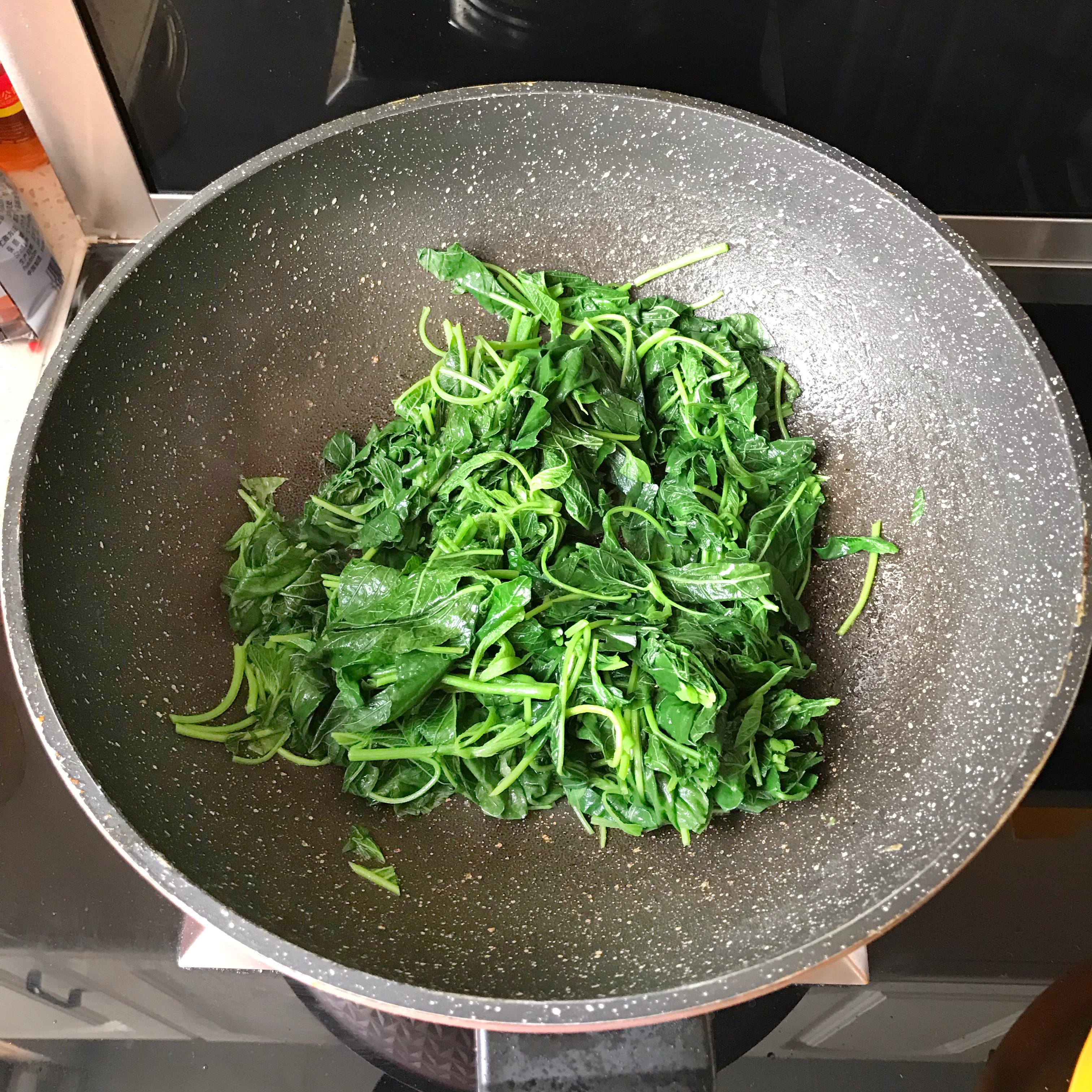 夏季必吃这野菜,1块钱1捆,软滑味浓,入口甘香,老人孩子都爱吃