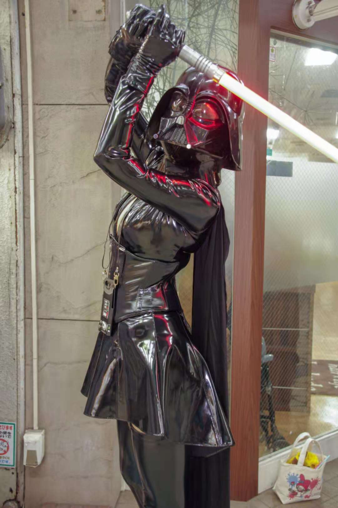 小姐姐胶衣cos黑武士,不过你手里拿着的是日光灯管吗?