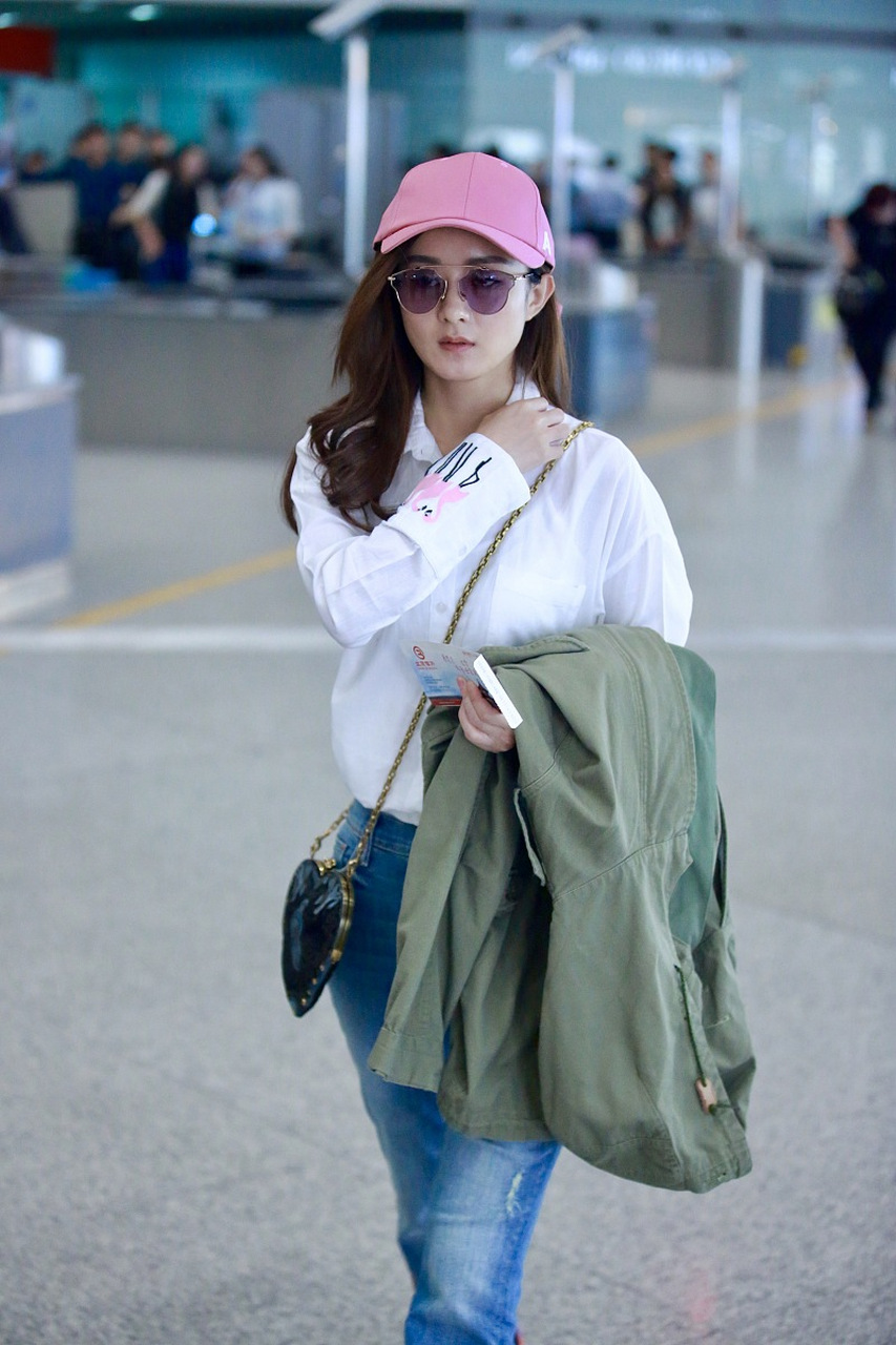 穿着白衬衫和牛仔裤的赵丽颖,看起来简单舒适!心形的包包,挺特别的!