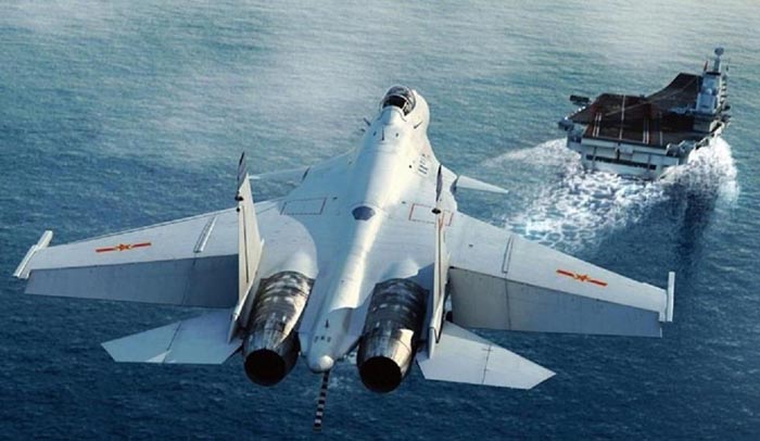 确定了!国产航母来了,悬挂出航旗帜,全新歼15d舰载机开上甲板