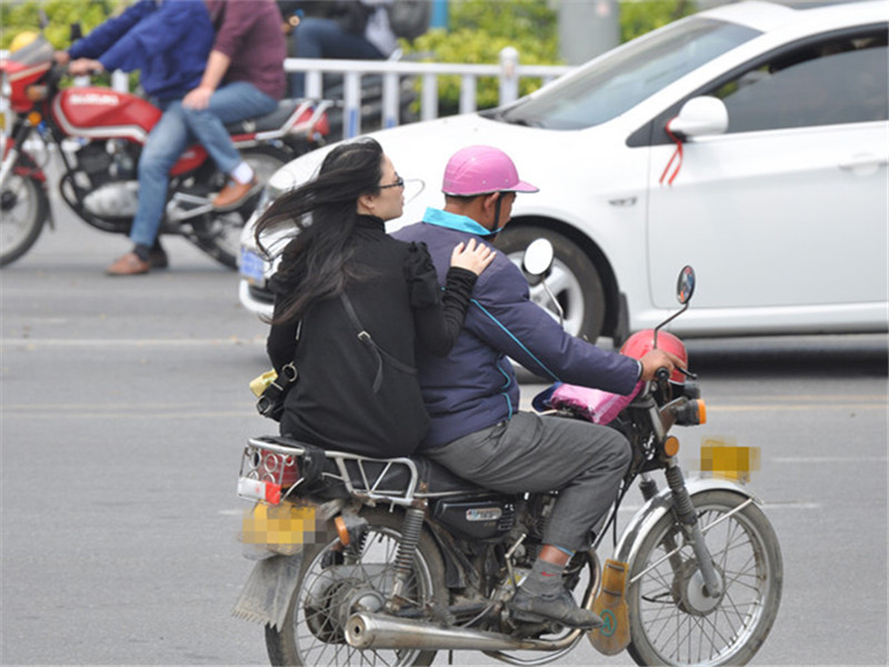 为什么女生坐摩托车时,很多人选择侧着坐?知情人说出实情!