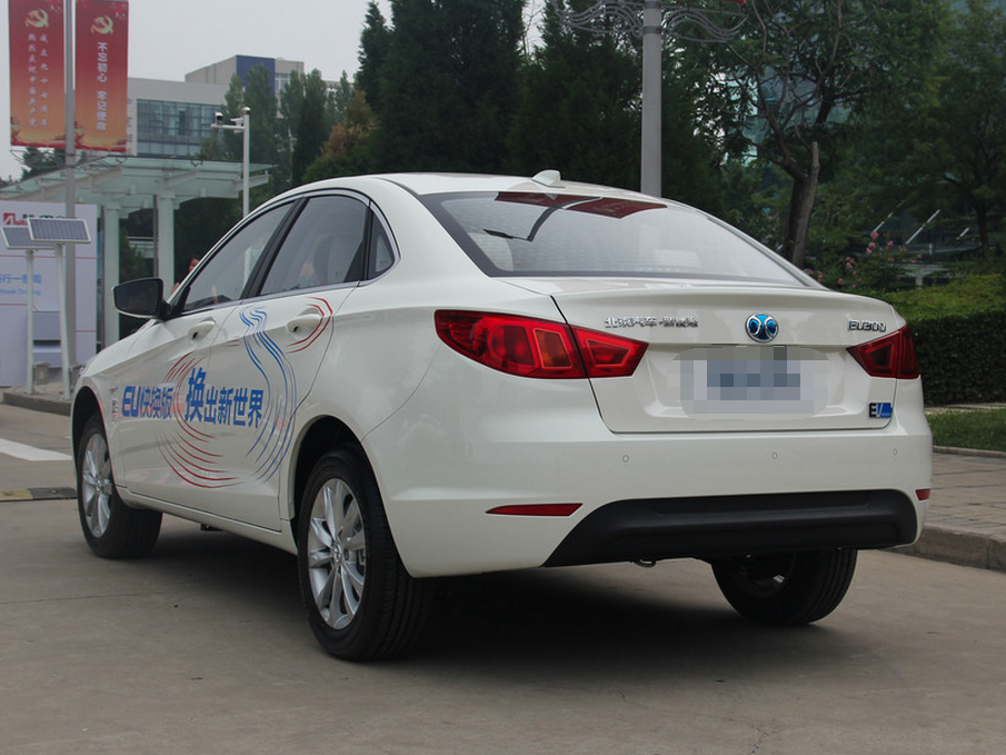 外观优美的北汽eu快换版,符合年轻人的审美,很受年轻人欢迎