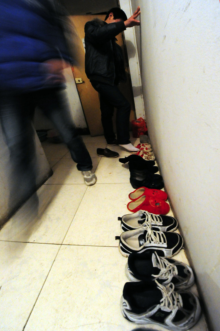 男子进居民楼舔女住户高跟鞋,恶心!