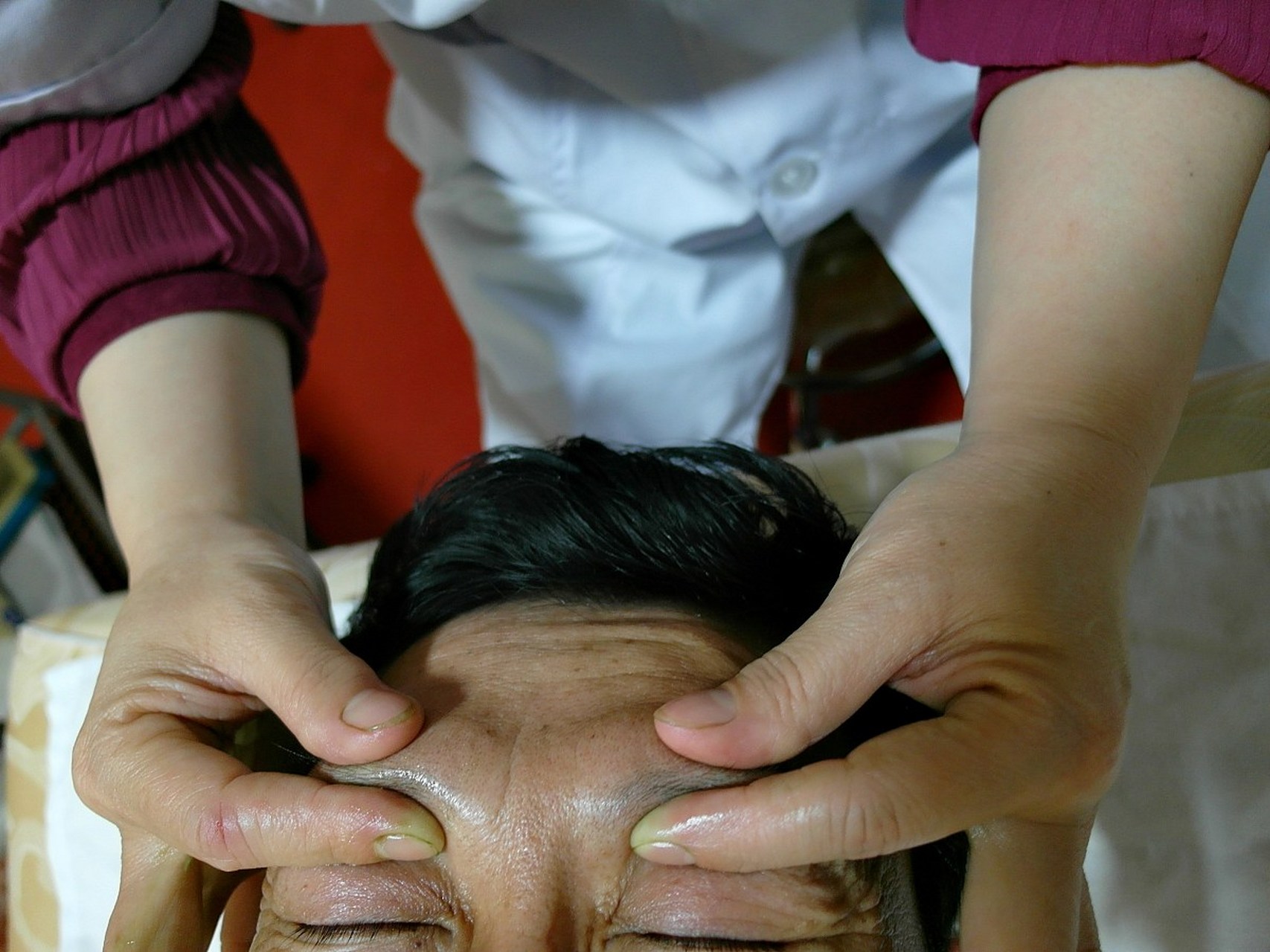 面瘫患者10大禁忌  1.高压按摩:避免进行强烈的按摩或使用力量过大的