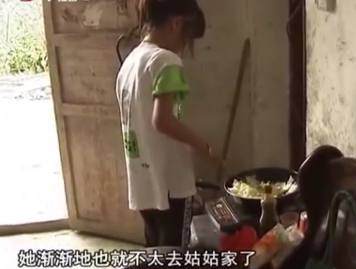 10岁女孩未曾上学,被逼在家照看继母儿子,继母:女娃上什么学?