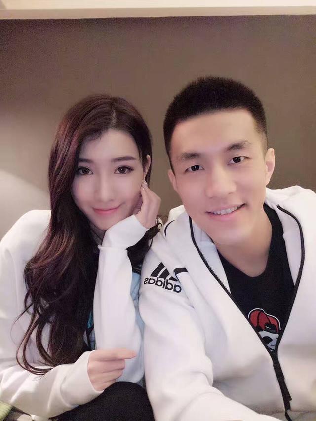 辽篮夺冠郭艾伦女友当场哭花了妆赵继伟和女友当众撒狗粮