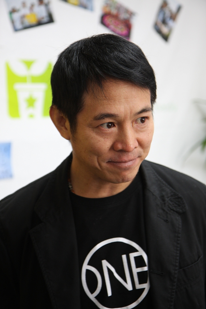 李连杰,重返好莱坞再掀波澜 李连杰是一位备受尊敬的武术家和演员,他