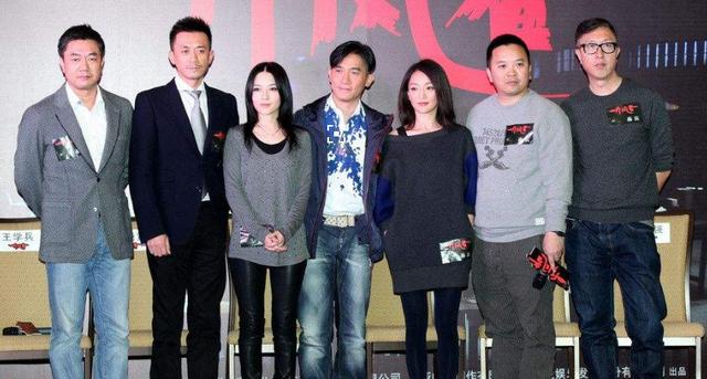 撒贝宁携外国妻子出行,情侣装十分默契,网友:身高差距尴尬了!