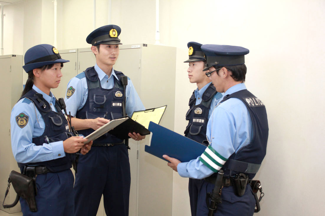 在交番中,日本警察是如何开展一日勤务的?