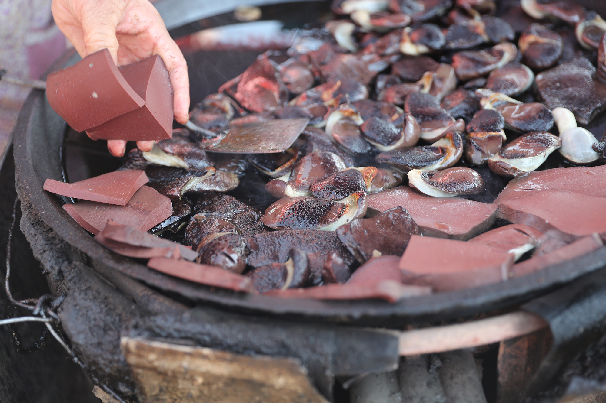 煎灌肠,烧热鏊子,一大口平底锅,上面满满当当都是烧灌肠,还有煎猪血