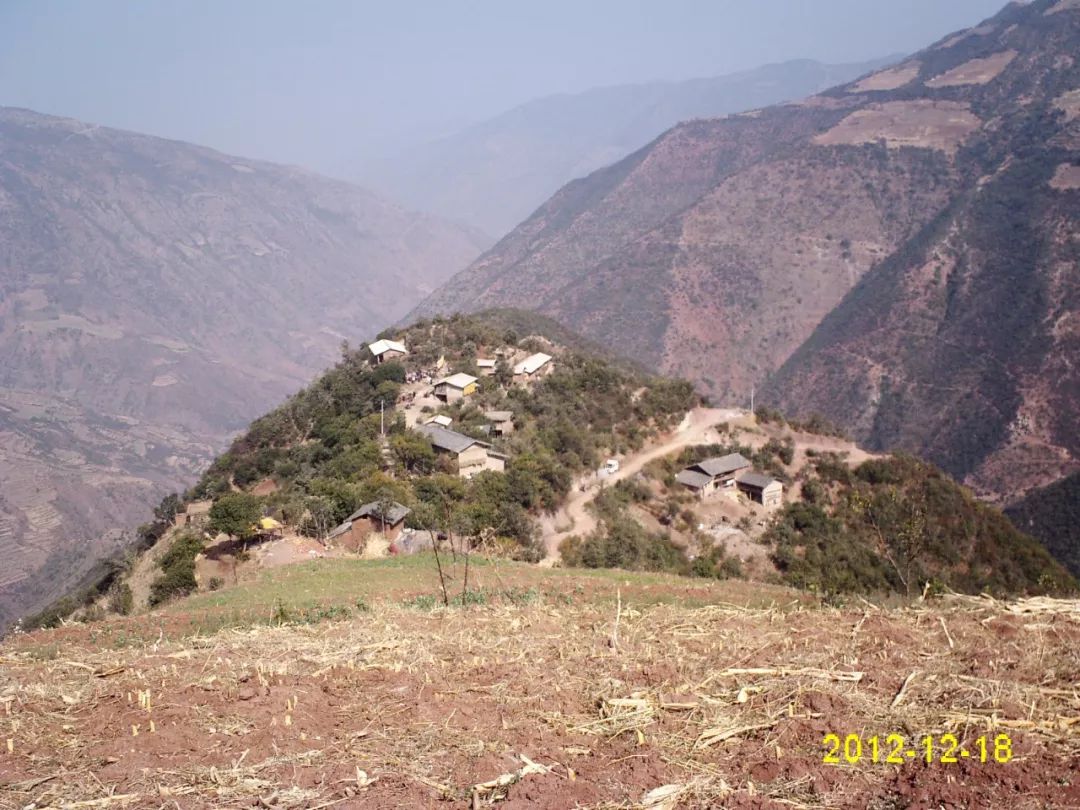 武定县白路镇三合村委会,苗族村子二台坡村真实生活村貌片段