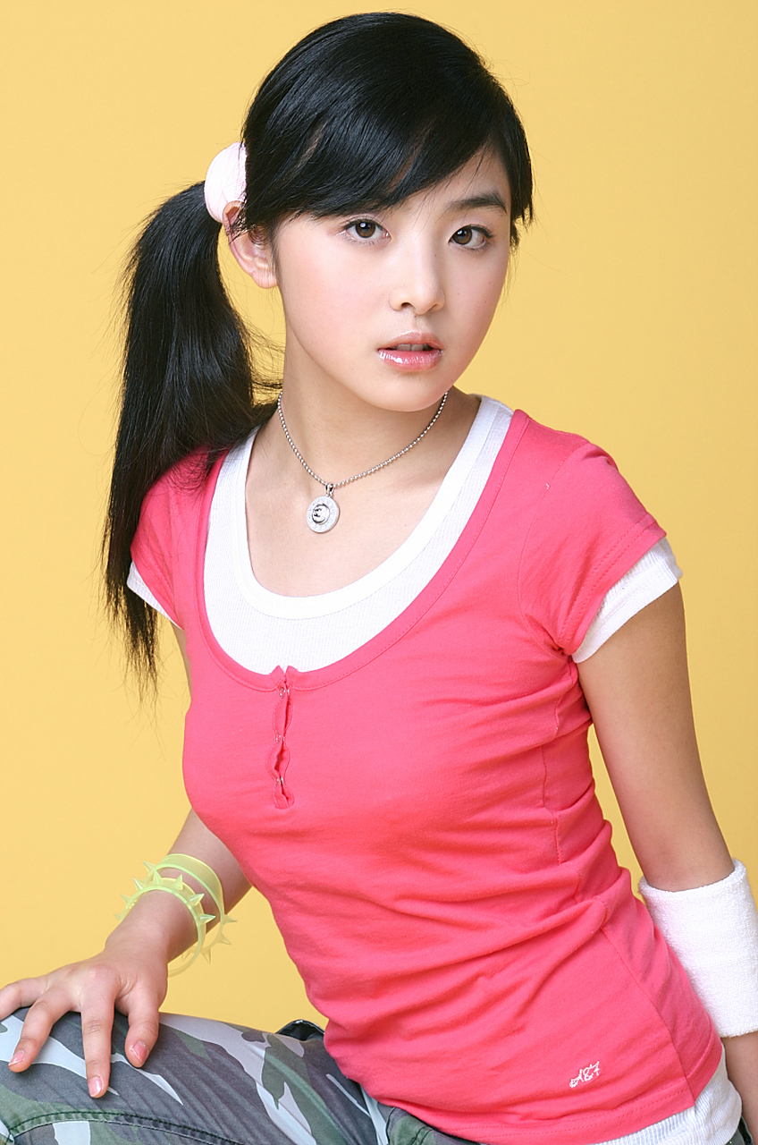 张含韵的发展路线是转型到演艺圈发展了,但资源太少,只靠熟人推荐