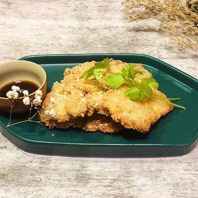 13,摆盘 小贴士 1.炸猪排因为一块块炸到最后,前面炸的已经冷了.