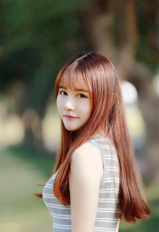 清早随拍公园美景下的文静清秀女孩