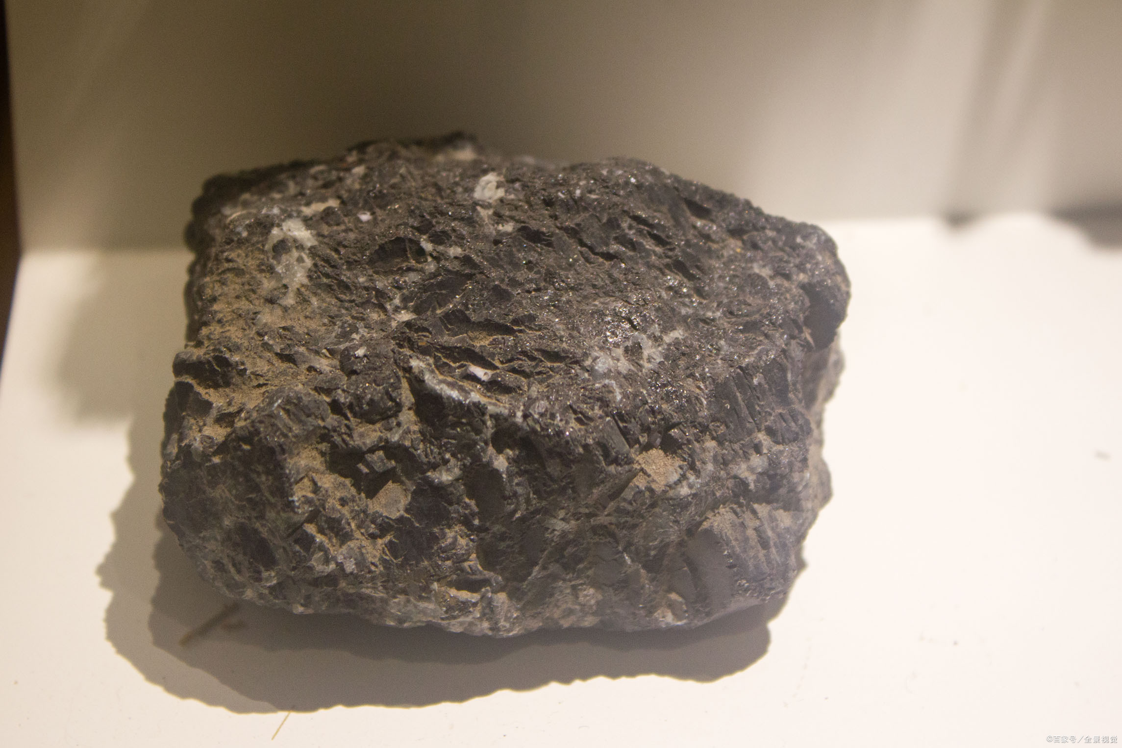 金属至半金属光泽,晶体属三方晶系的氧化物矿物,无解理