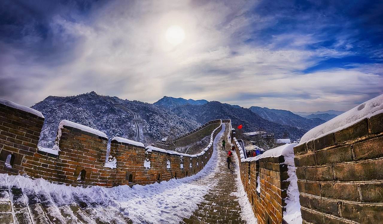 盘踞于群山之巅,雄伟壮观,气势磅礴——万里长城