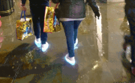 这双鞋太炫酷了,刚下雨的地面反射光,好好看
