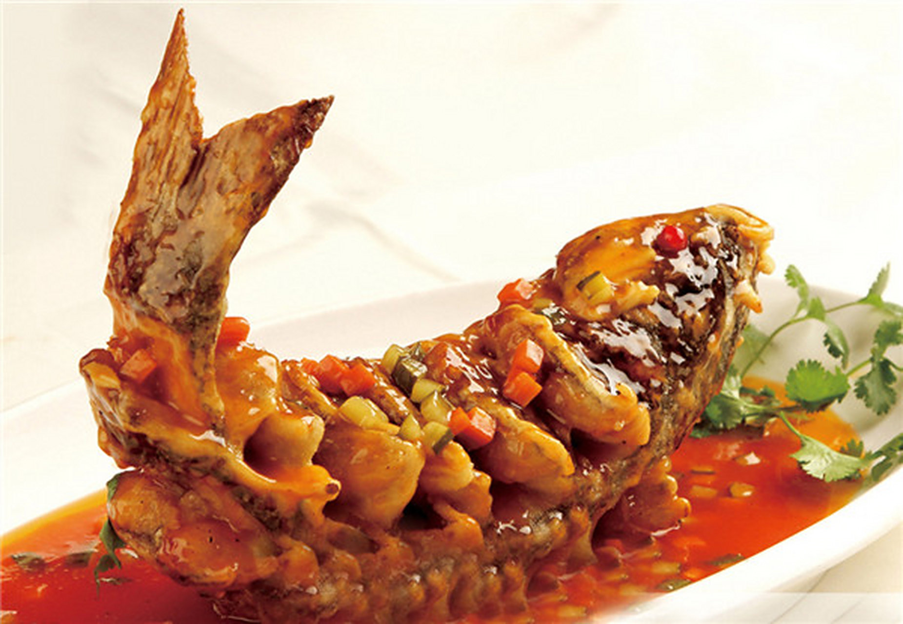 "糖醋黄河鲤鱼"是山东济南的传统名菜