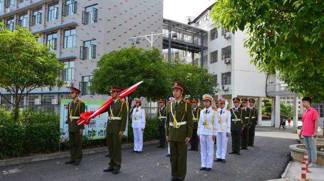 [图]国旗飘扬，祖国在我心！升旗仪式庄严宣誓，尽显当代中学生精气神