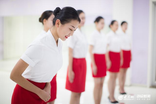 帅哥女神大长腿!实拍"00后"备战空乘艺考