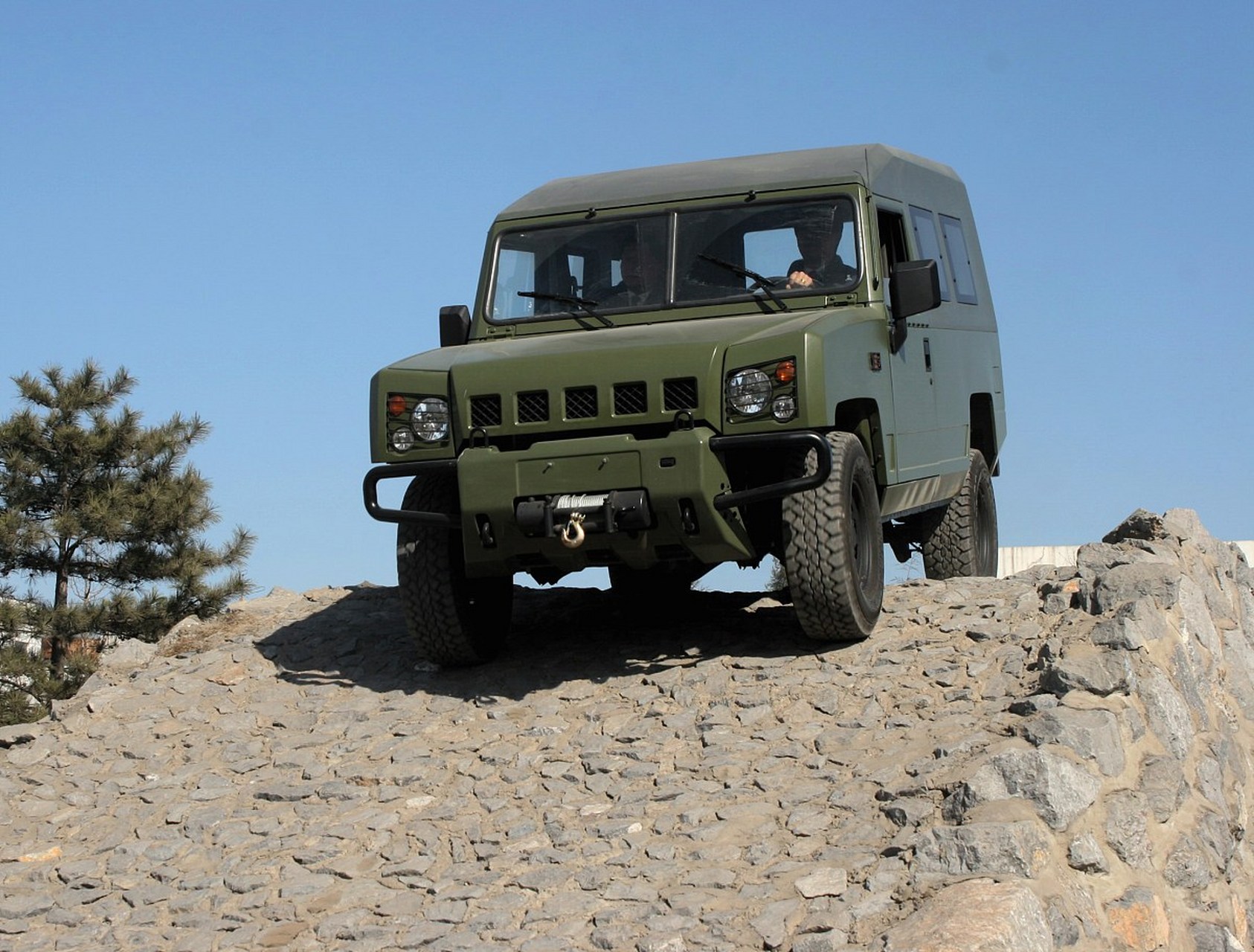 无所不能的"猛士-3"底盘,搭载122毫米弹径的模块化20管火箭炮,最大