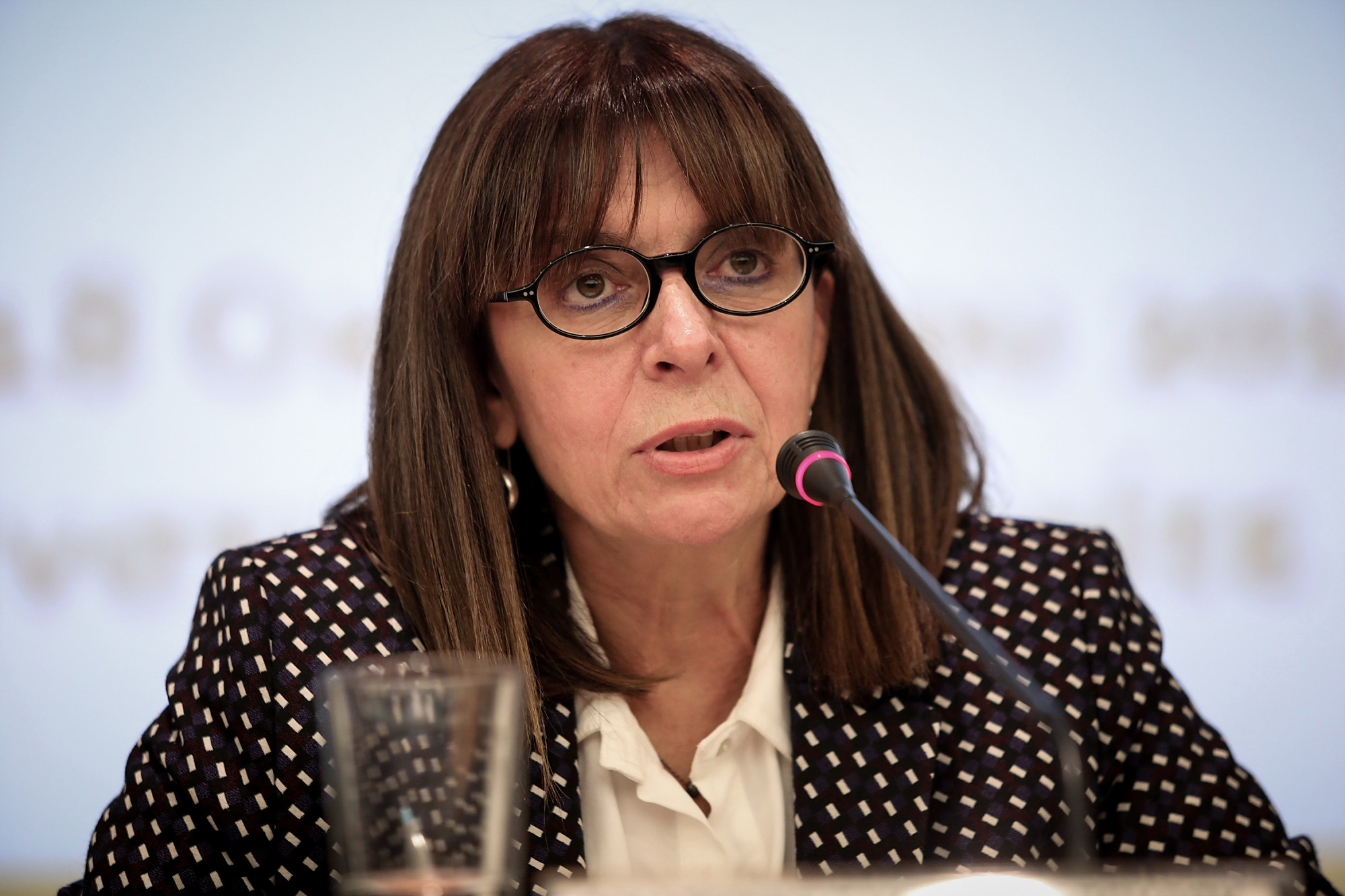 萨克拉罗普卢成为希腊首位女总统