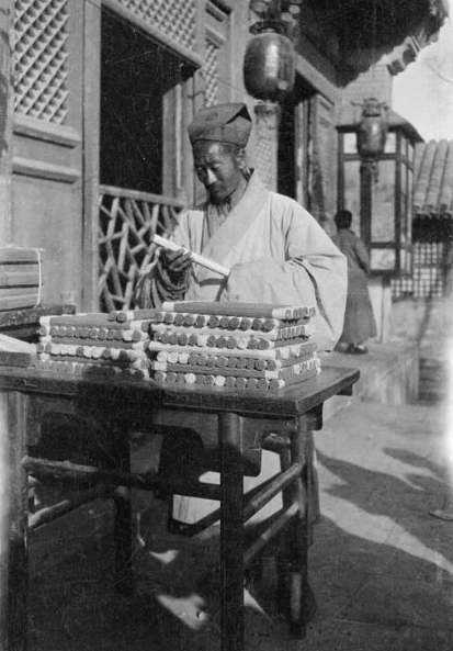 罕见老照片:晚清民国时期的老道士,面容清瘦,真正的侠风道骨