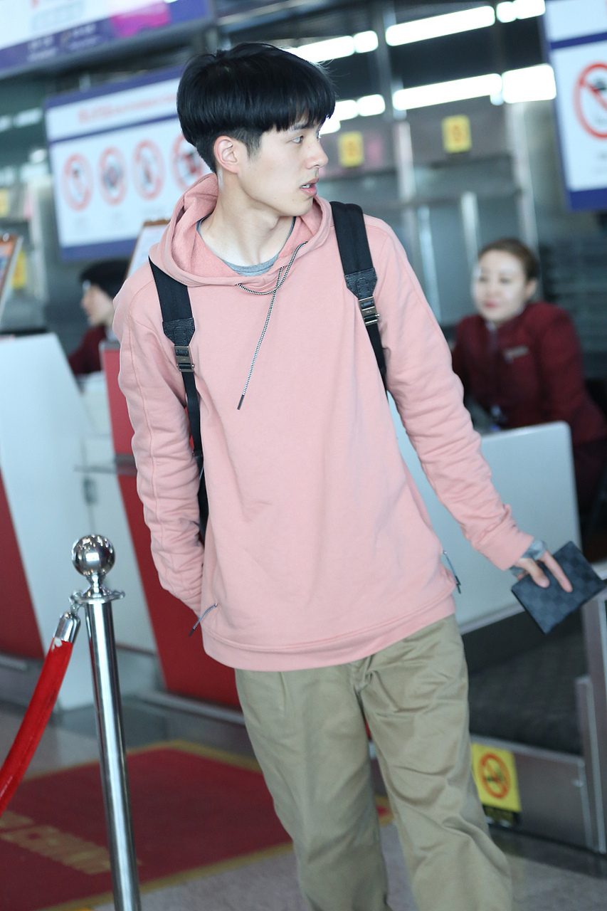 刘昊然正面回应球场"抠脚"风波,承认行为不妥并解释原因  在娱乐圈,一