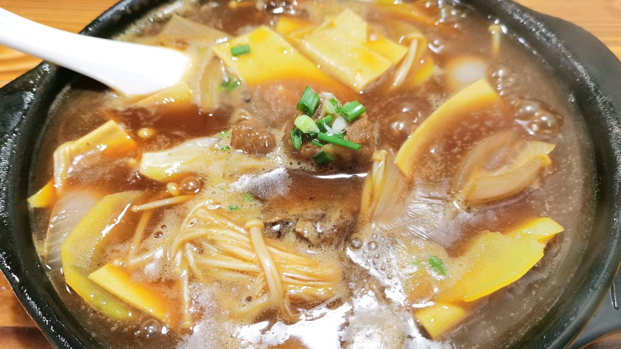 晚上下班,一份黄焖排骨搭配扁食汤,消除一天的疲劳