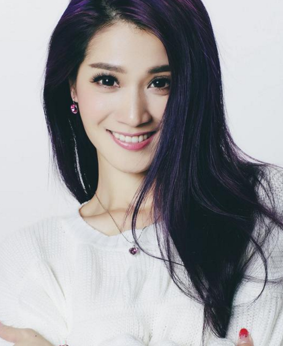 娜宝,1992年出生于江西,中国内地女歌手.