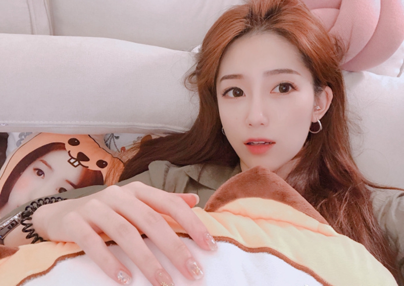 绝地求生第一腿,虎牙女主播晒自拍!网友:能要后面小姐姐电话吗