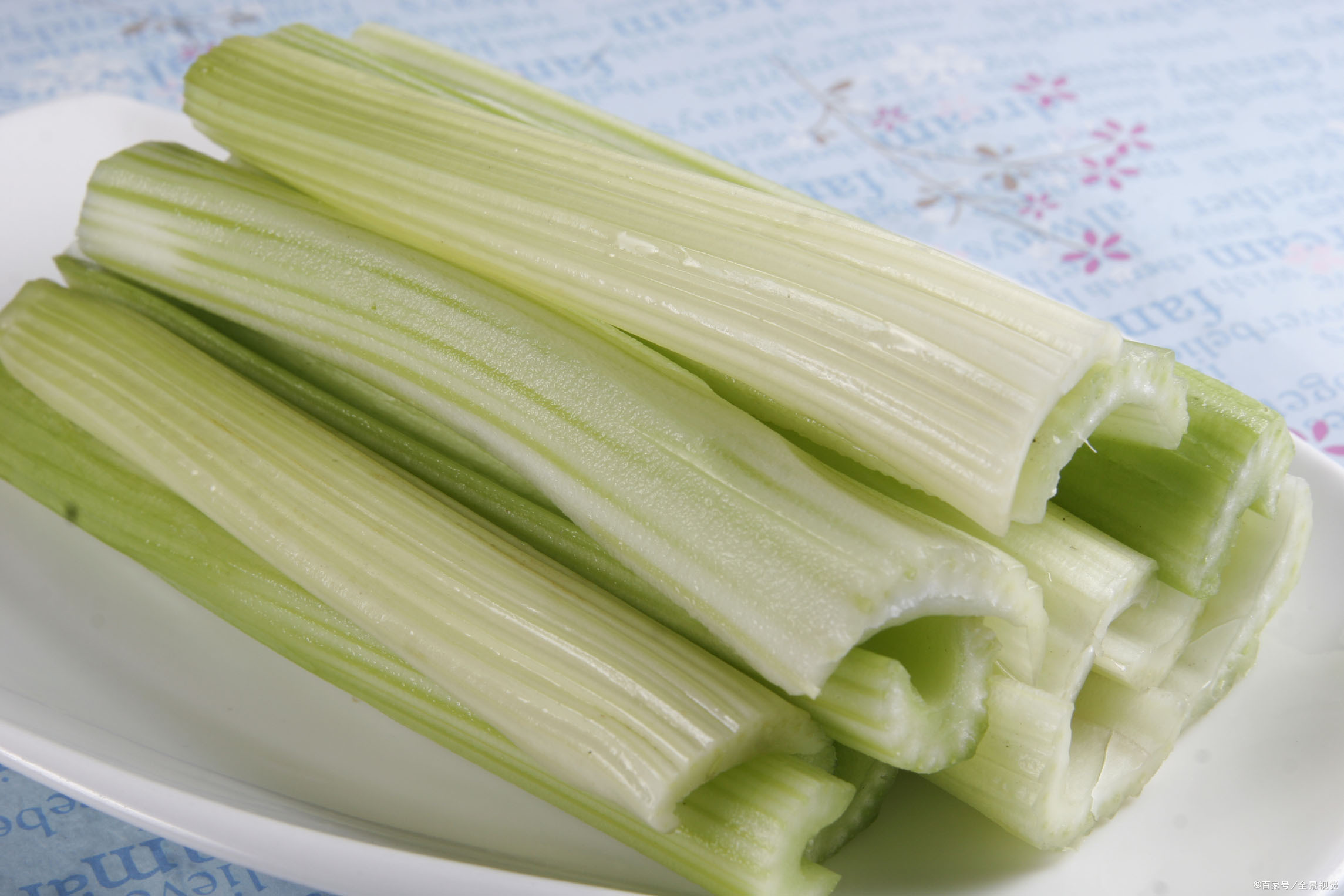 西芹炒核桃仁最好吃的做法,营养美味看着都有食欲,好吃又下饭