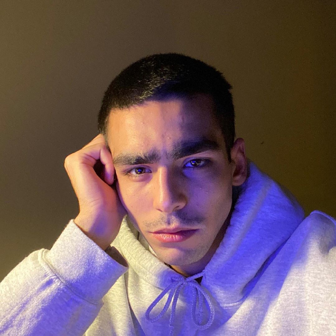 《名校风暴》奥马尔晒居家写真,平头浓眉加俊脸,套麻袋也超帅