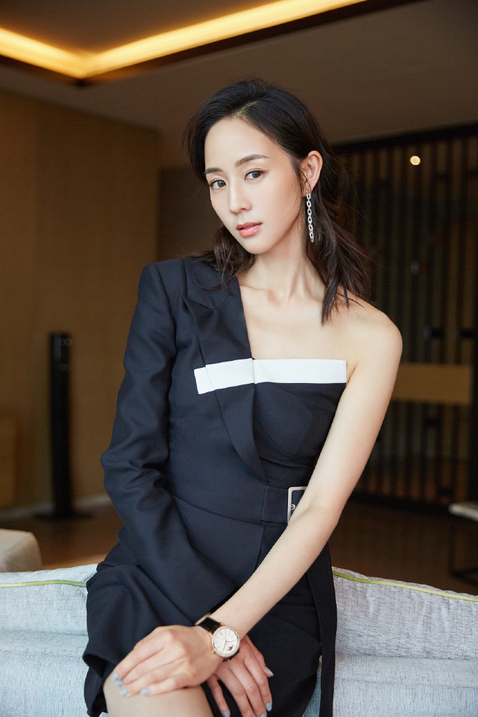 张钧甯一袭露肩裙装尽显知性魅力!网友:尽管天气冷,还是这么美