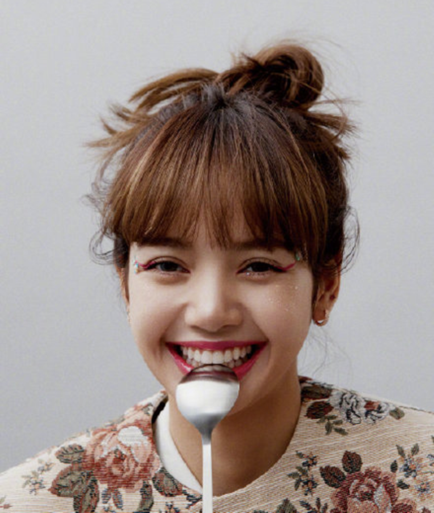 高甜芭比lisa,机场show太迷人,高马尾微笑被赞人间芭比