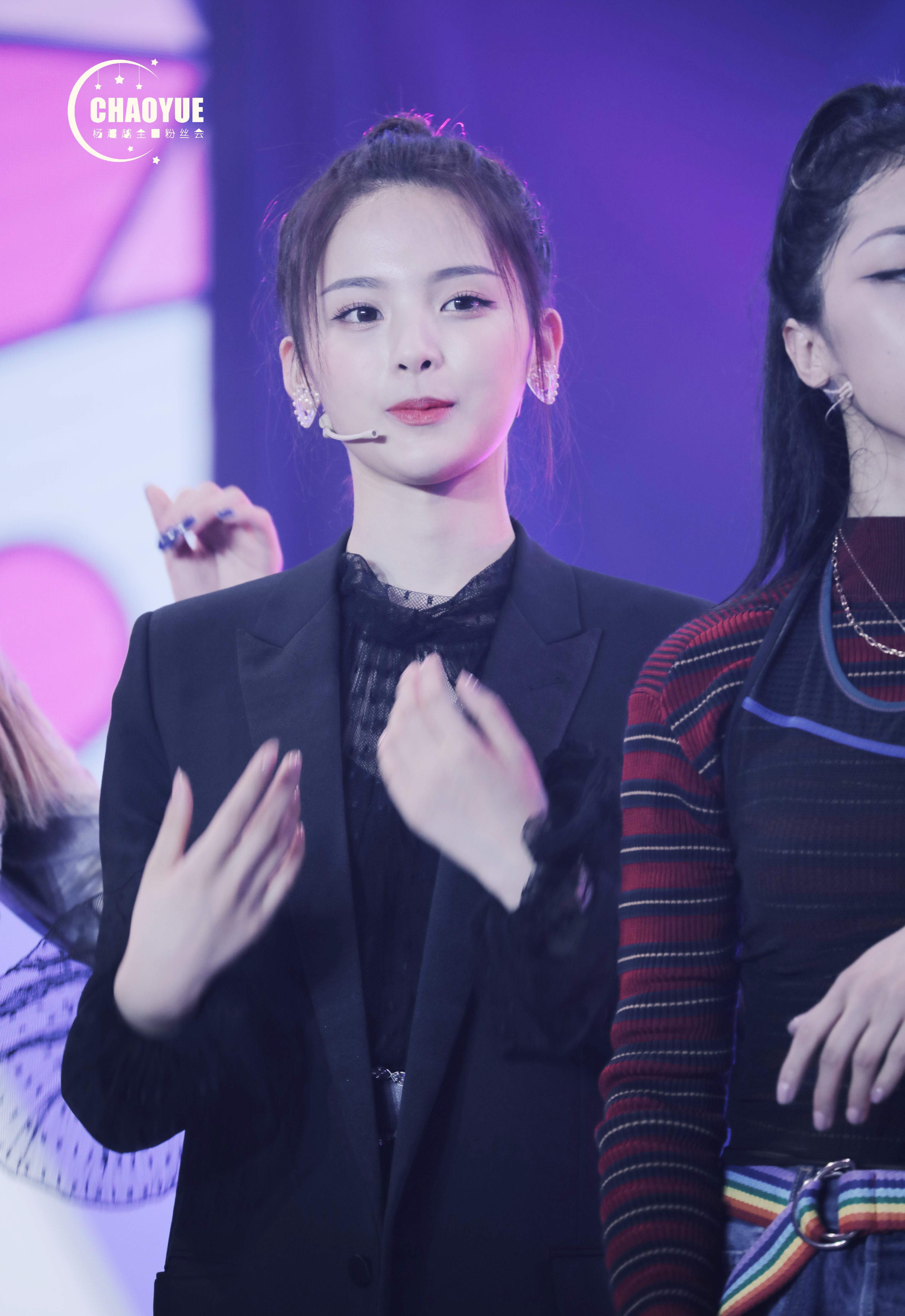 杨超越是前段时间很火的网综《创造101》最后成团11人之一,以耿直著称