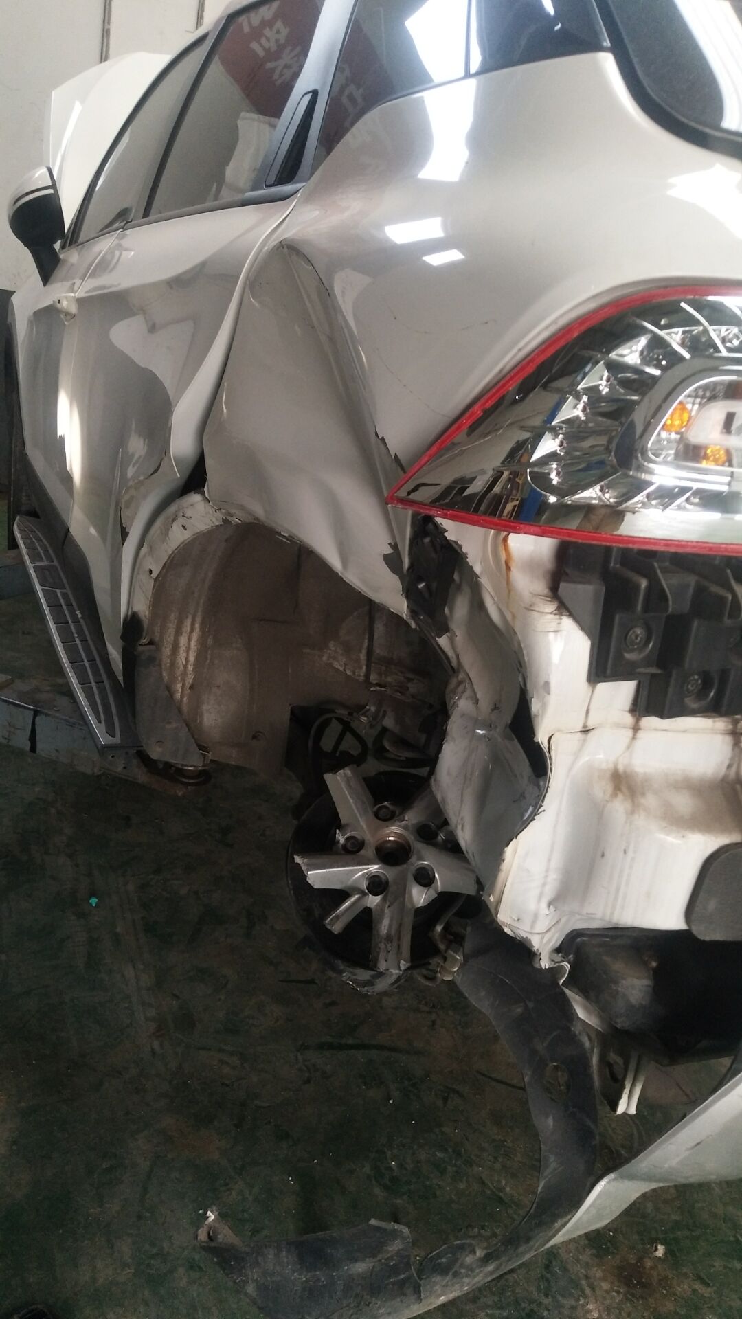 今日去4s店保养车,看到举升机上有一事故车,近观哎呀呀,那左后轮惊到
