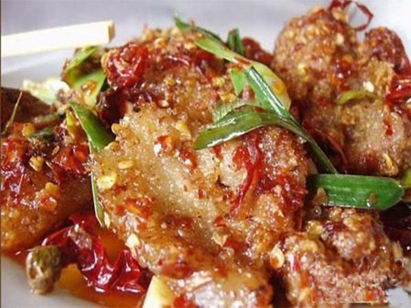 湘西酸肉是湘西苗族和土家族传统风味佳肴,味辣微酸,以湘西自治州所做