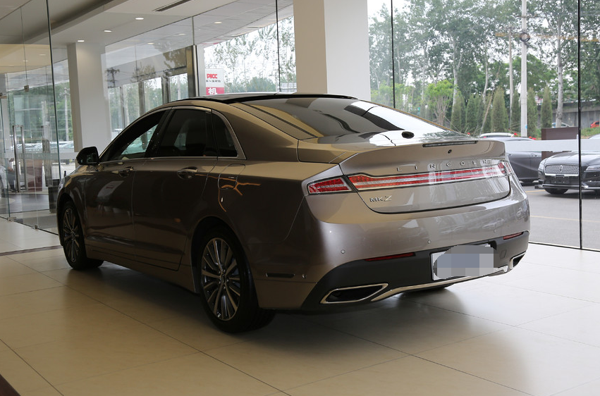 林肯mkz-2.0t 尊雅版,车型显得沉稳,设计的非常超现代!