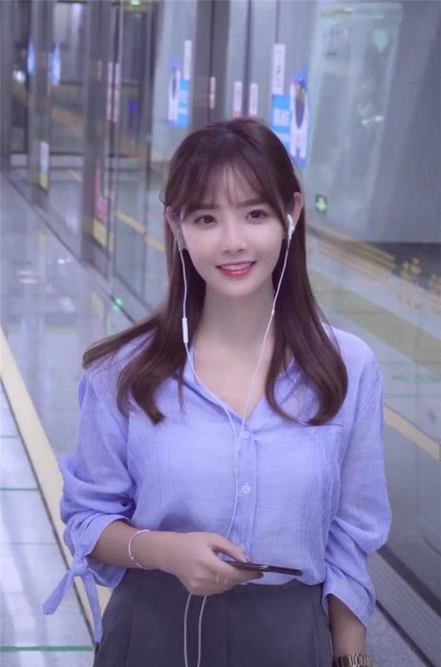 地铁"甜美女神"走红抖音,笑容甜比初恋,看完网友们炸开了锅