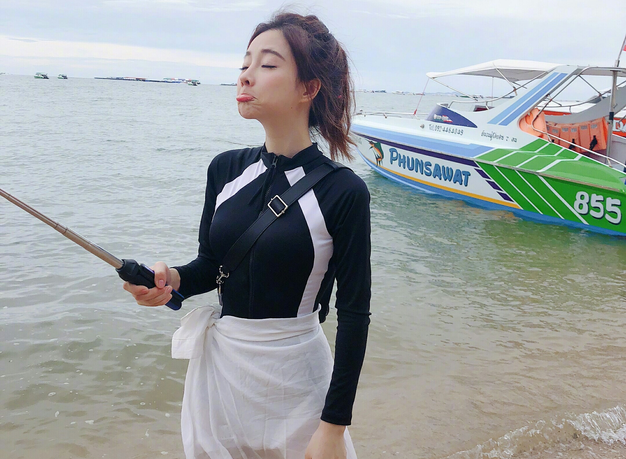 冯提莫:撒娇搞怪,温柔典雅的样子很是可爱.