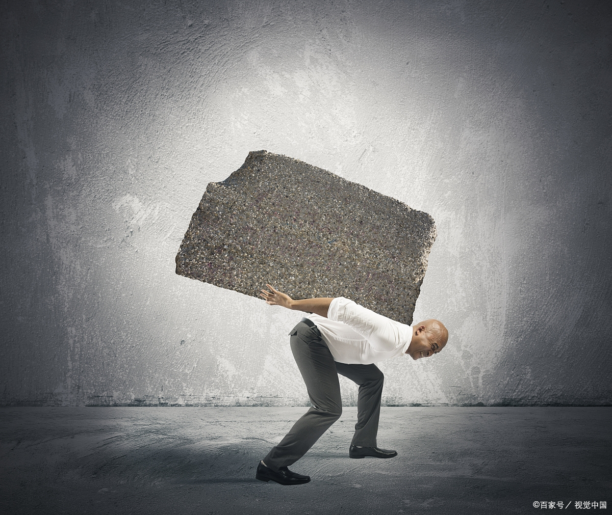 然而,生活的艰难并没有让他们退缩,他们依然坚守在工作岗位上