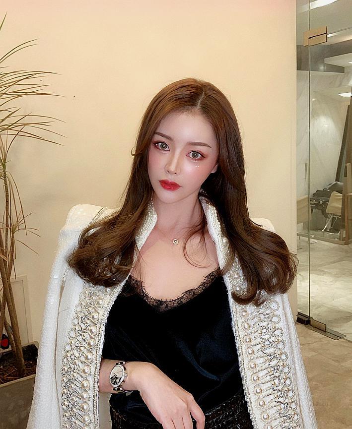 网红模特王盈经常在网上晒出自己在各个地方游玩的照片,照片场景多