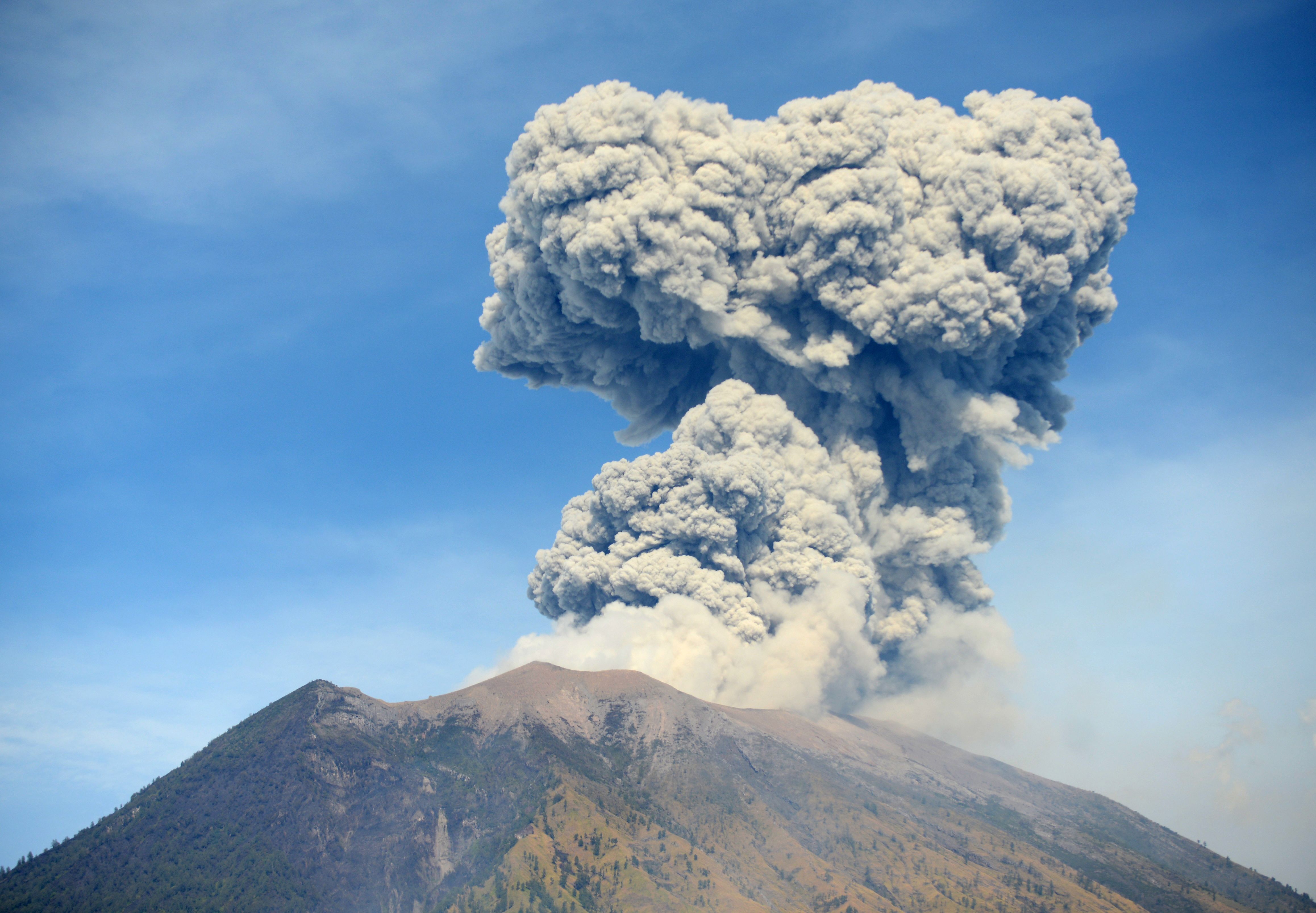 印尼巴厘岛阿贡火山剧烈喷发(11)