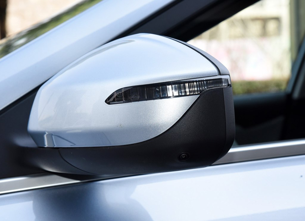 双色设计的后视镜,集成了转向灯,360度全景摄像头,具备盲区监测和开门