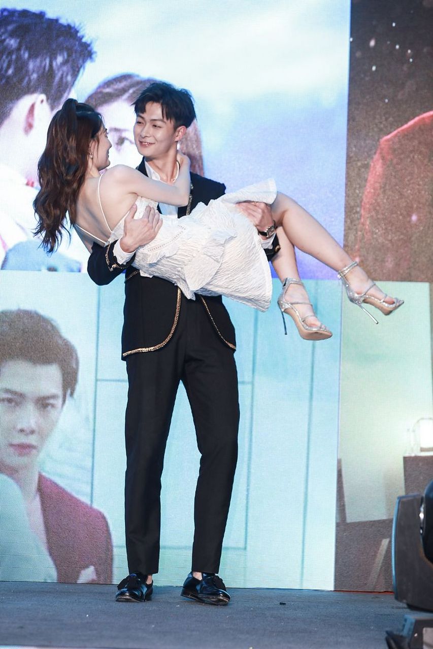 影视作品中男演员在拍摄公主抱镜头时都很轻松,这是真的吗?