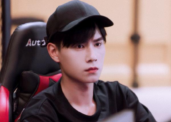 吴白为什么喜欢戴帽子?原因竟和艾情有关,得知后,网友:心疼